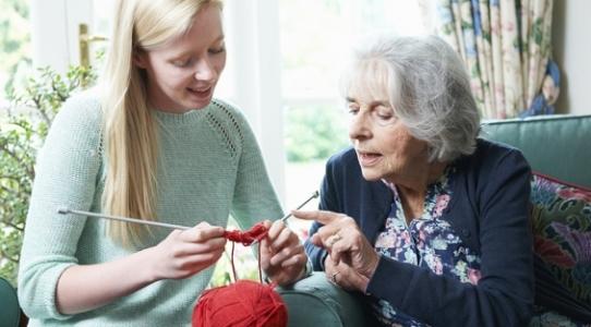 En ung og ældre kvinder strikker
